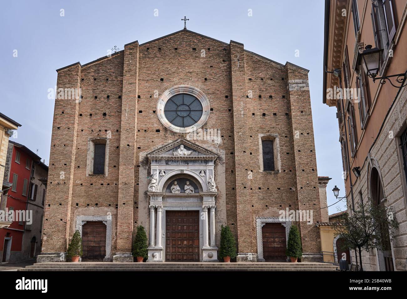 Steinfassade der historischen katholischen Kirche St. Andreas des Apostels in Toscolano Maderno, Italien Stockfoto