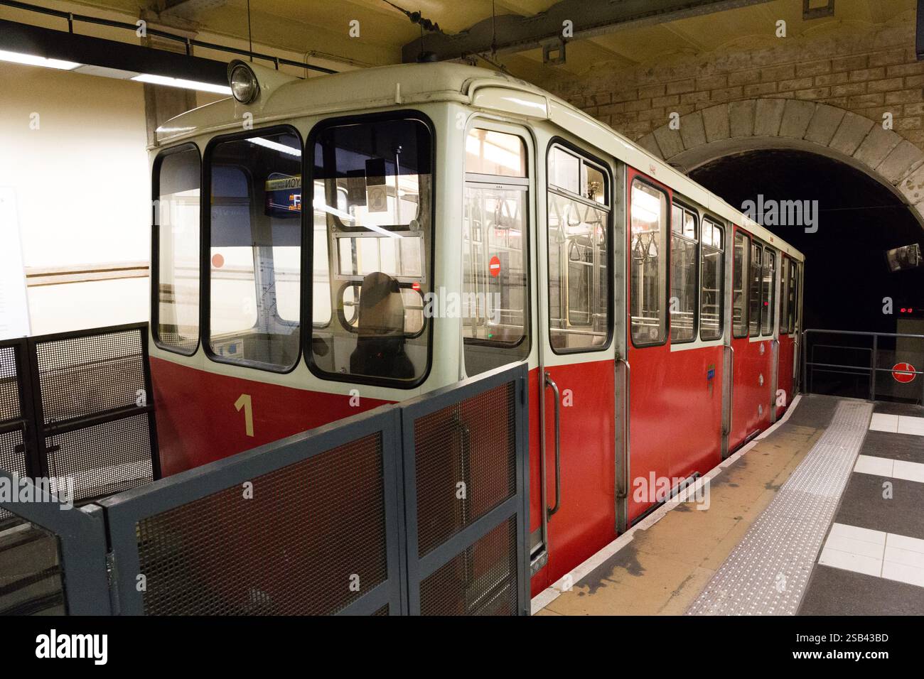 Lyon Standseilbahn F2 am Bahnhof Saint-Jean, Lyon Frankreich Stockfoto Lyon Standseilbahn F2 am Bahnhof Saint-Jean, Lyon Frankreich Stockfoto