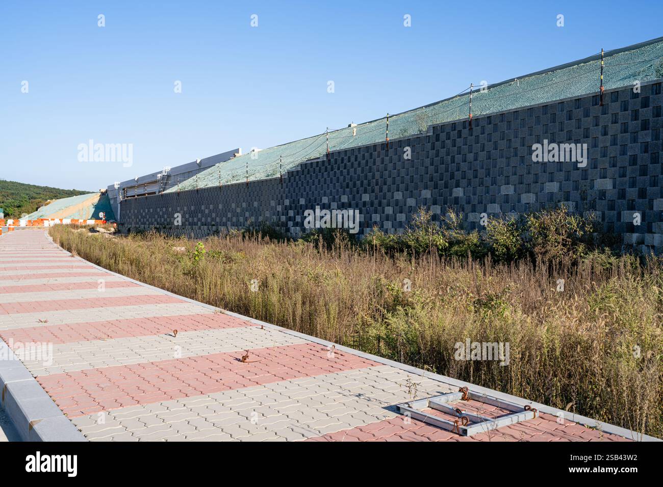 Deichung der neu errichteten Autobahn. Stockfoto