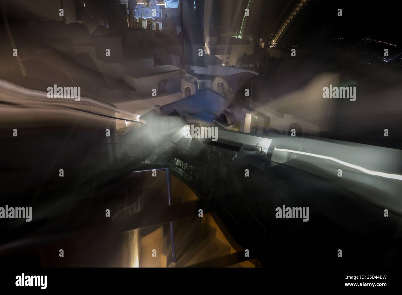 Eine surreale, nächtliche Szene mit einer Außenterrasse mit einer großen Keramikvase, einem Esstisch und einem kleinen beleuchteten Pool. Stockfoto