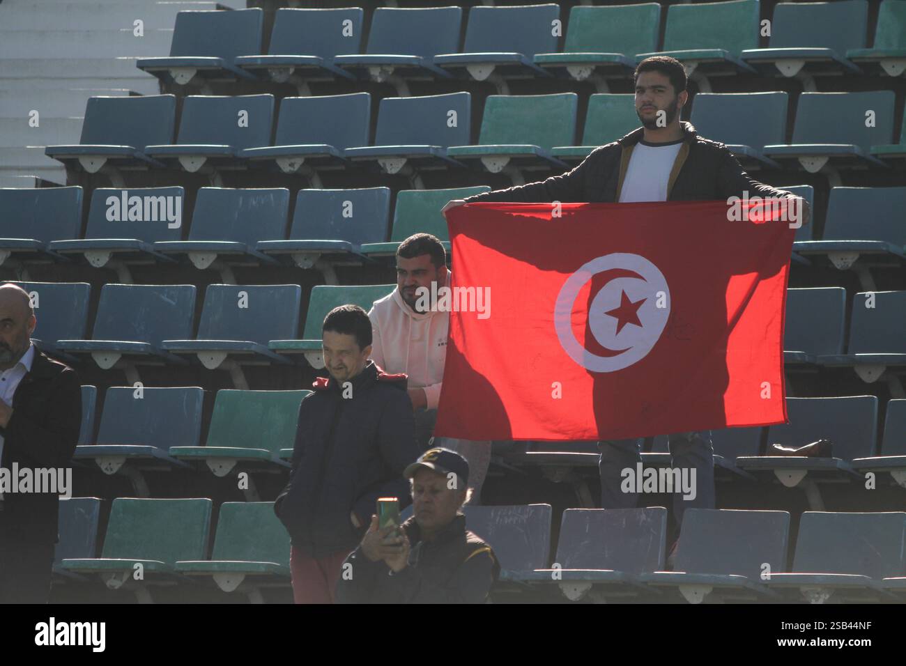 Tunis, Tunis, Tunesien, Tunesien. Januar 31, 2025. TUNIS, TUNESIEN - JANUAR 31: Tunesien Fans beim Davis Cup World Group 1 Spiel der Europa-Afrika-Zone im El Menzah Stadium in Tunesien am 31. Januar 2025. Quelle: Hasan mrad/ZUMA Press Wire/ZUMA Wire/Alamy Live News Stockfoto