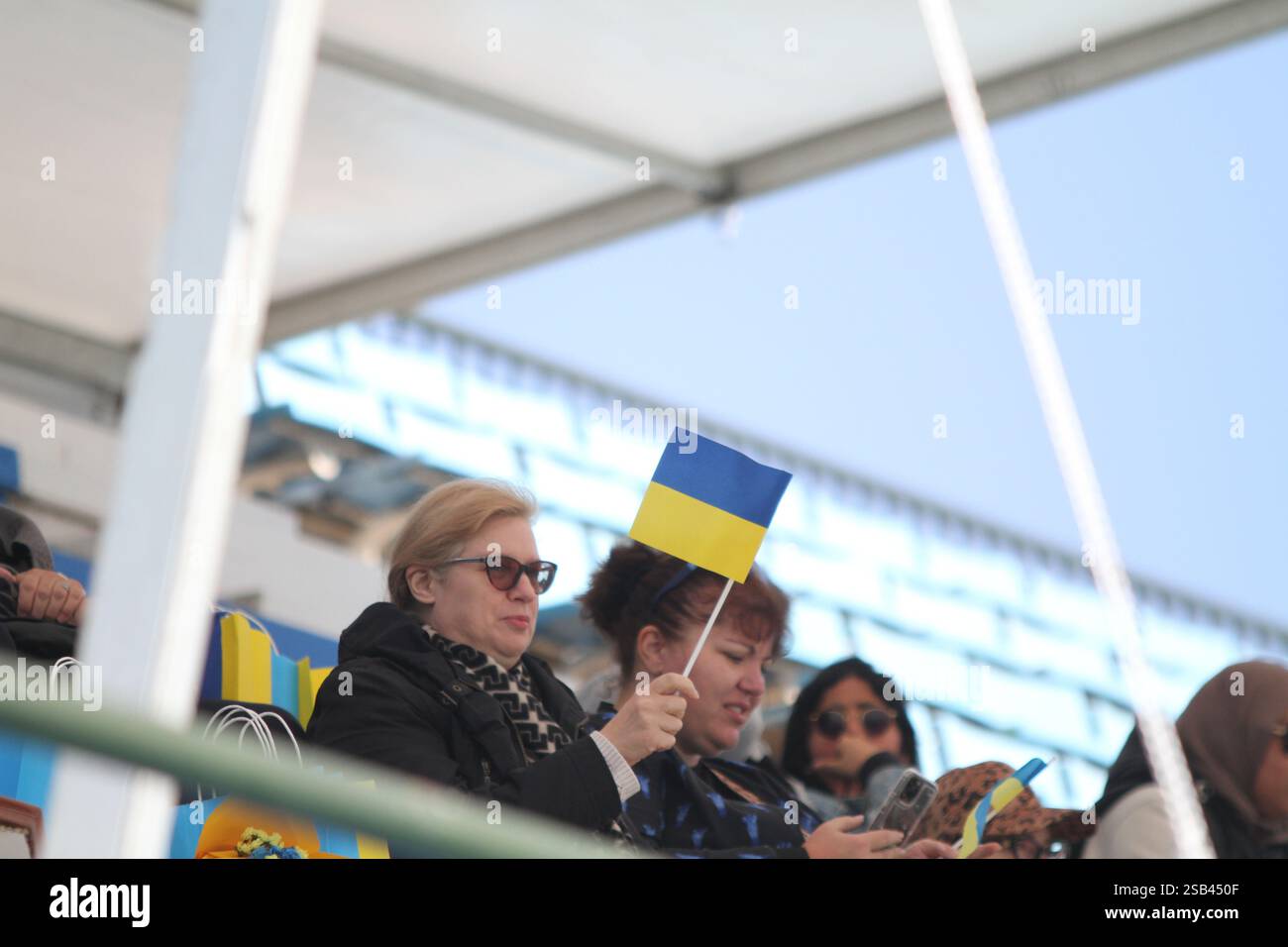 Tunis, Tunis, Tunesien, Tunesien. Januar 31, 2025. TUNIS, TUNESIEN - JANUAR 31: Fans der Ukraine beim Davis Cup World Group 1 Spiel der Europa-Afrika-Zone im El Menzah-Stadion in Tunesien am 31. Januar 2025. Quelle: Hasan mrad/ZUMA Press Wire/ZUMA Wire/Alamy Live News Stockfoto