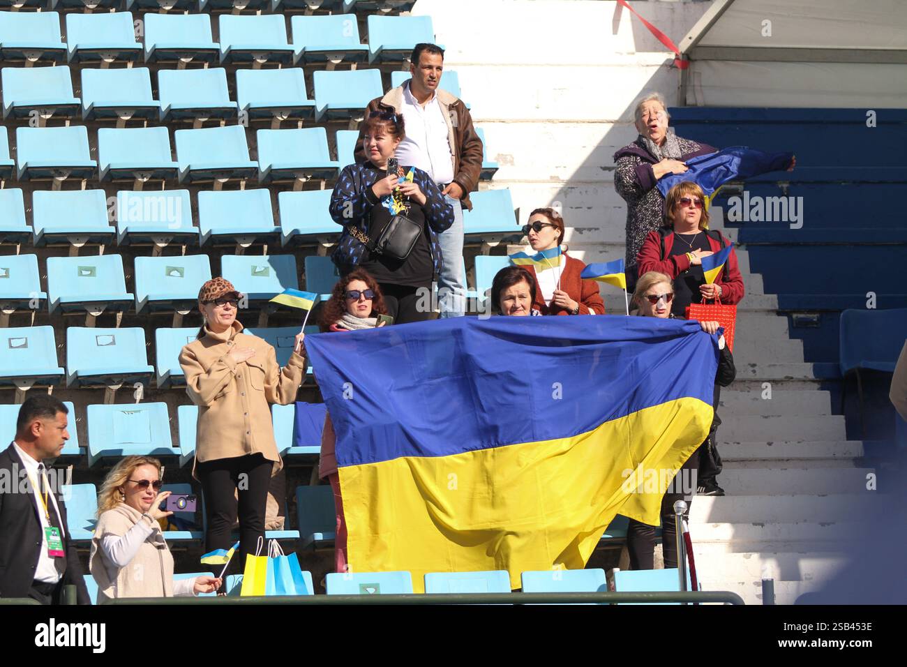 Tunis, Tunis, Tunesien, Tunesien. Januar 31, 2025. TUNIS, TUNESIEN - JANUAR 31: Ukrainische Fans beim Davis Cup World Group 1 Spiel der Europa-Afrika-Zone im El Menzah Stadium in Tunesien am 31. Januar 2025. Quelle: Hasan mrad/ZUMA Press Wire/ZUMA Wire/Alamy Live News Stockfoto