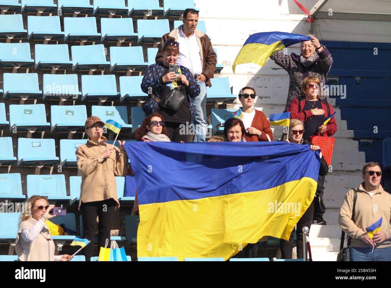 Tunis, Tunis, Tunesien, Tunesien. Januar 31, 2025. TUNIS, TUNESIEN - JANUAR 31: Ukrainische Fans beim Davis Cup World Group 1 Spiel der Europa-Afrika-Zone im El Menzah Stadium in Tunesien am 31. Januar 2025. Quelle: Hasan mrad/ZUMA Press Wire/ZUMA Wire/Alamy Live News Stockfoto