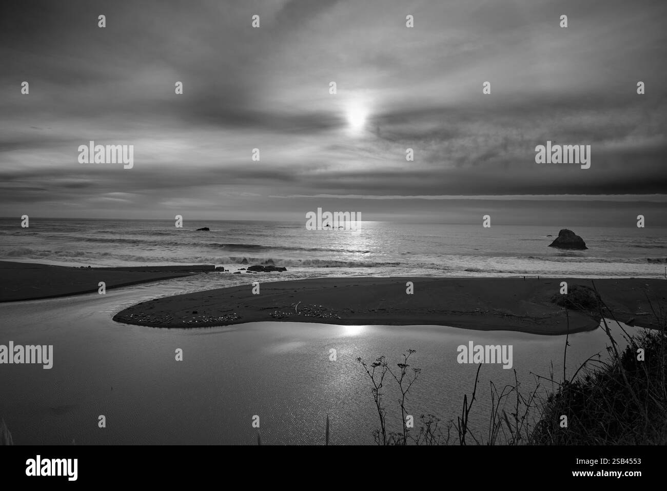 Sonnenuntergang entlang der Küste, wo Rive auf das Meer trifft Stockfoto