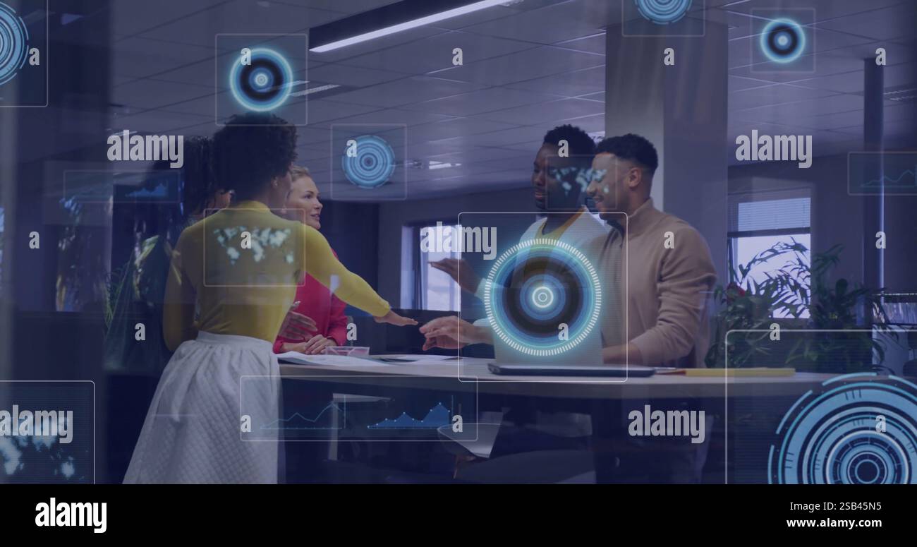 Geschäftstreffen mit verschiedenen Teams über digitale Schnittstelle mit Datenverarbeitungsbildern Stockfoto