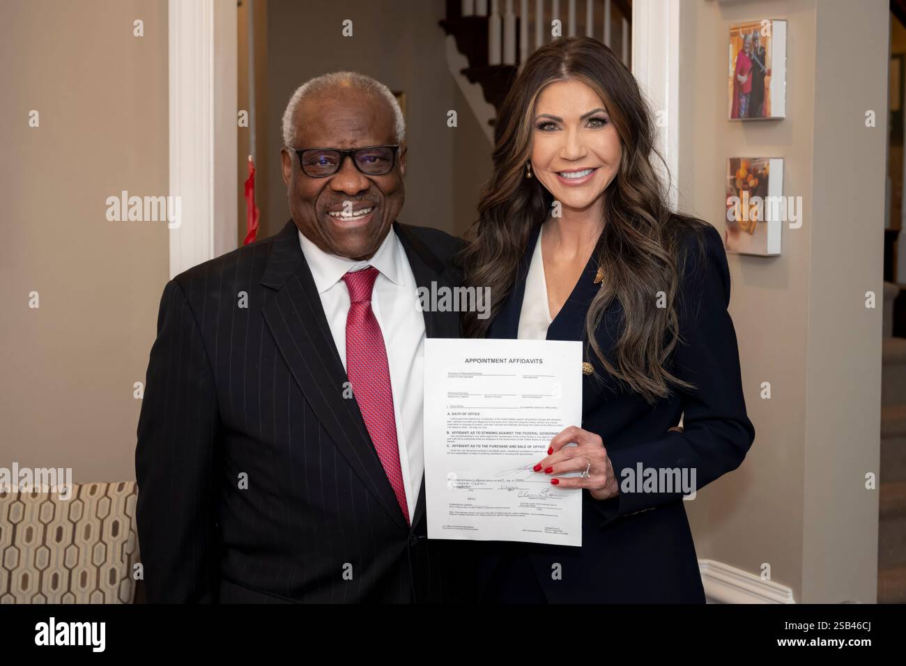Washington, Usa. Januar 2025. U. Die US-amerikanische Staatssekretärin Kristi Noem, rechts, posiert mit dem Richter des Obersten Gerichtshofs Clarence Thomas, nachdem sie am 25. Januar 2024 in Washington, D.C., den Amtseid in Thomas’s Haus abgelegt hatte. Noem wurde vom US-Senat in einer Abstimmung von 59 bis 34 Stimmen bestätigt. Quelle: TIA Dufour/CBP Photo/Alamy Live News Stockfoto