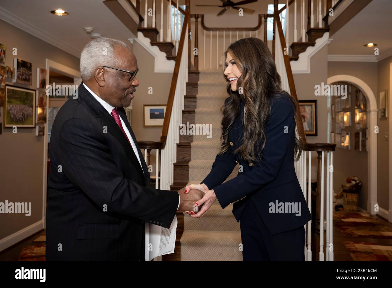 Washington, Usa. Januar 2025. U. Der Richter des Obersten Gerichtshofs Clarence Thomas, der nach dem Amtseid in Thomas’s Haus am 25. Januar 2024 in Washington, D.C. Noem vom US-Senat in einer Abstimmung von 59 bis 34 bestätigt wurde. Quelle: TIA Dufour/CBP Photo/Alamy Live News Stockfoto