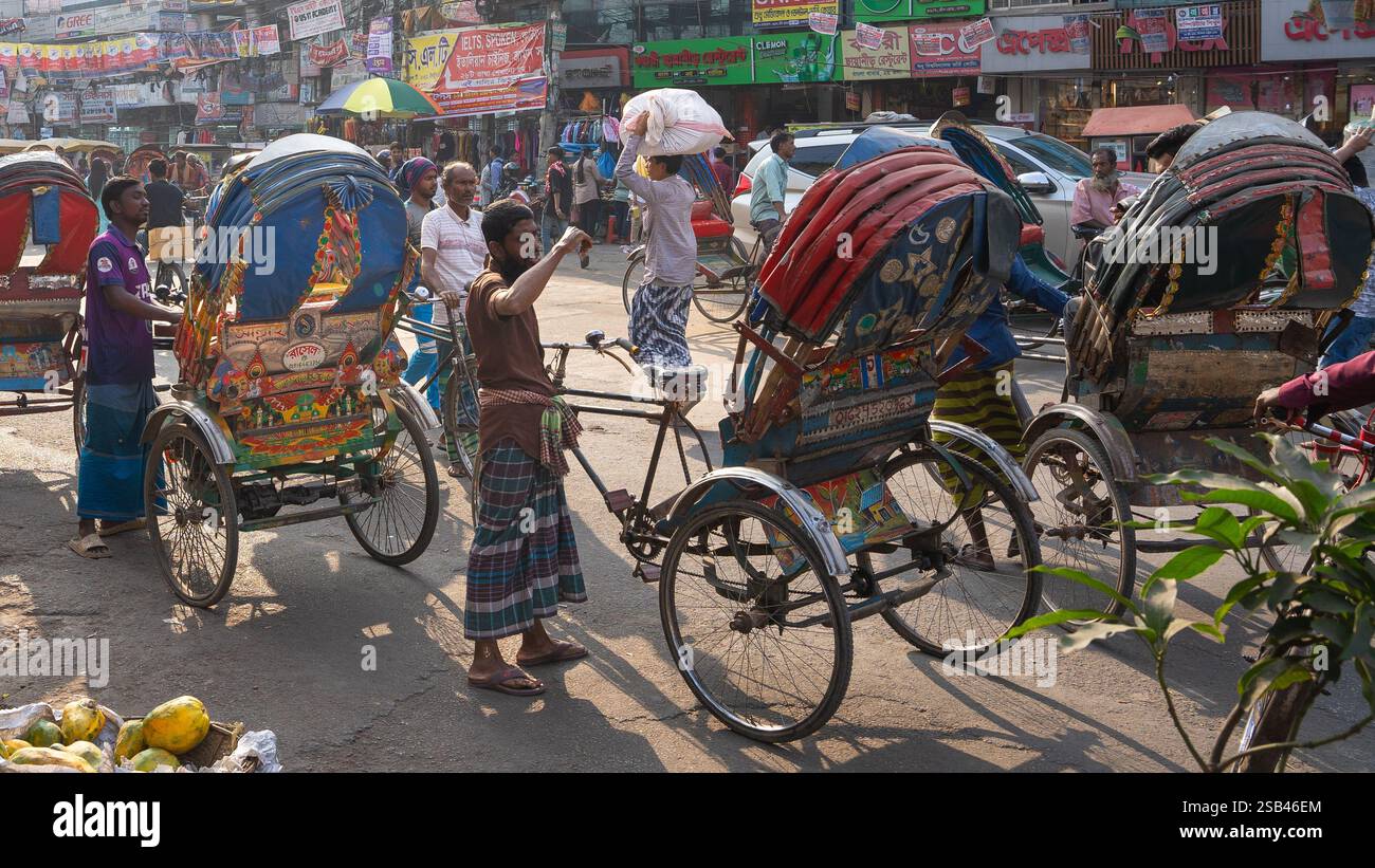 Dhaka, Bangshal, Bangladesch, Nahverkehr, Fahrrad-Rikschas auf Dhaka Stadt Stockfoto