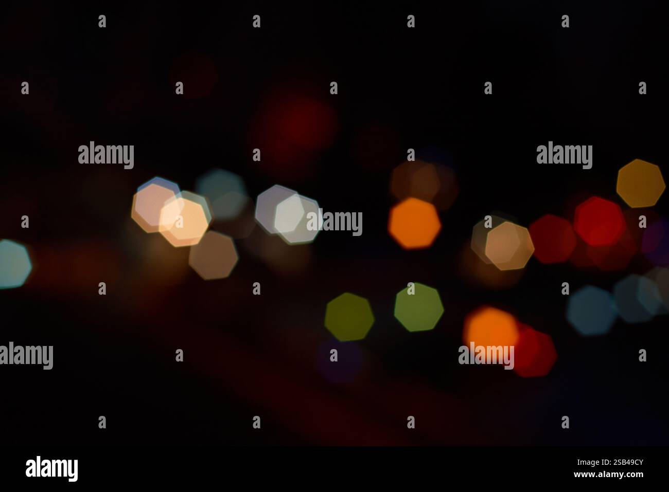 Verwischte traumhafte Lichtpunkte in der Stadt bei Nacht Stockfoto