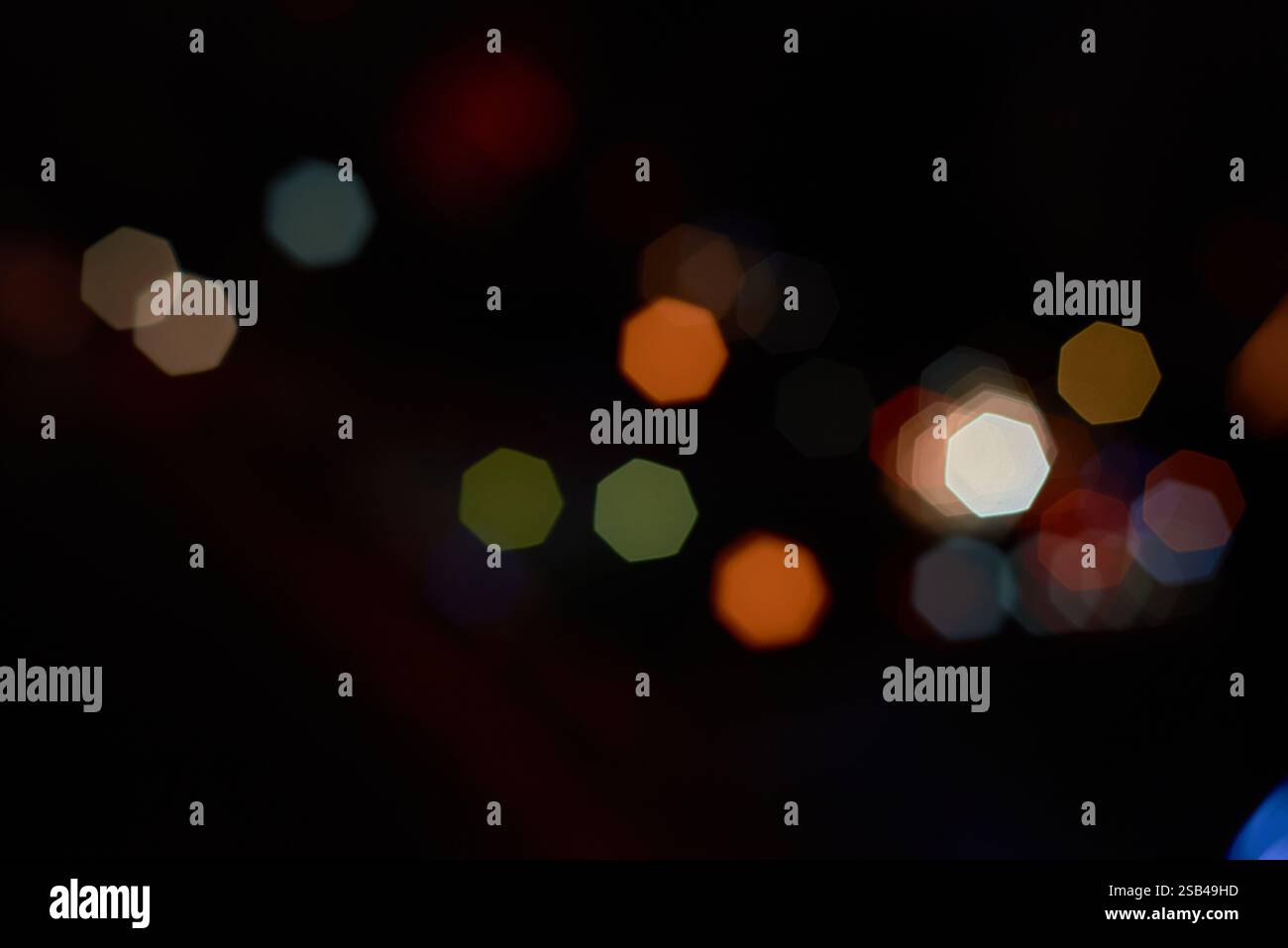 Verwischte traumhafte Lichtpunkte in der Stadt bei Nacht Stockfoto