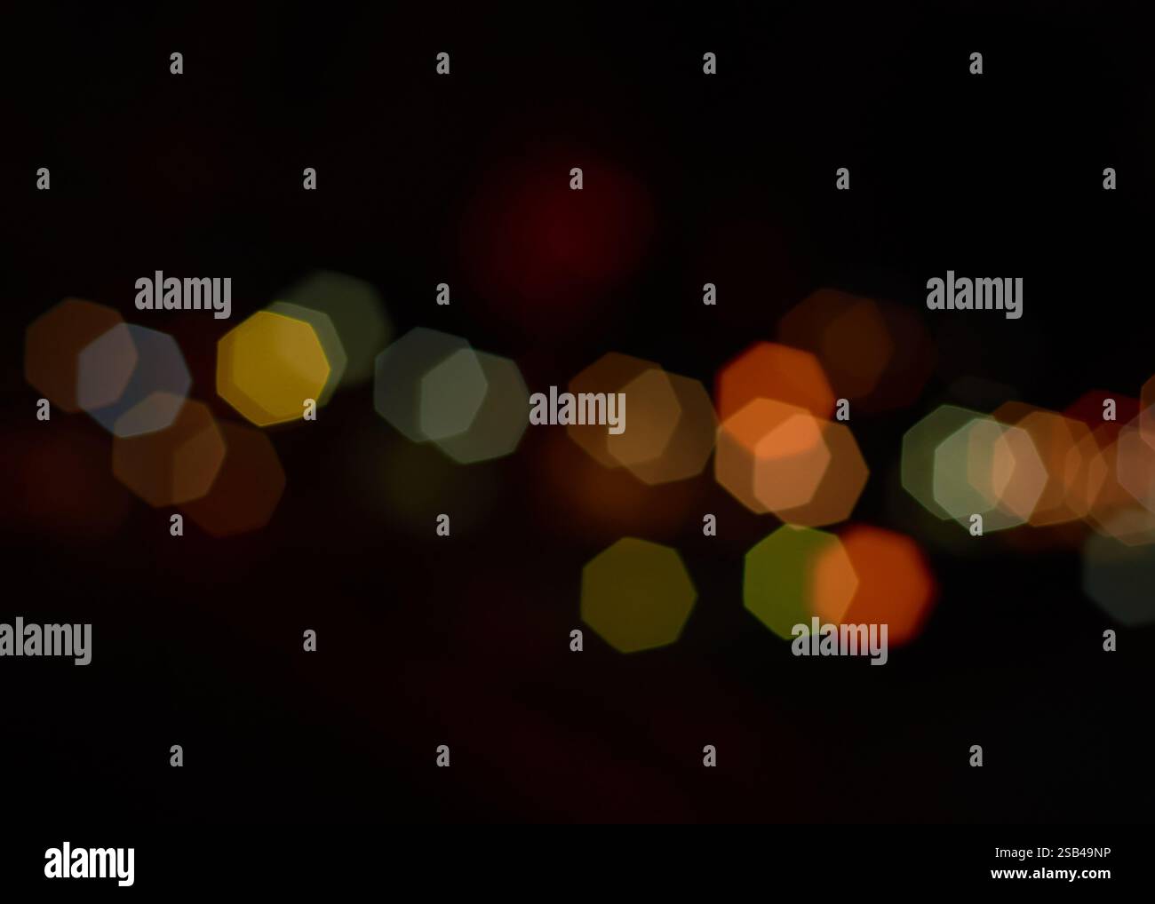 Verwischte traumhafte Lichtpunkte in der Stadt bei Nacht Stockfoto