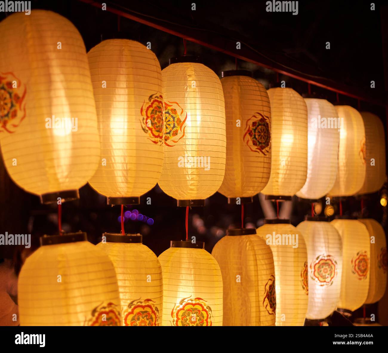 Helle Laternen in der Nacht während des chinesischen traditionellen Festivals Stockfoto