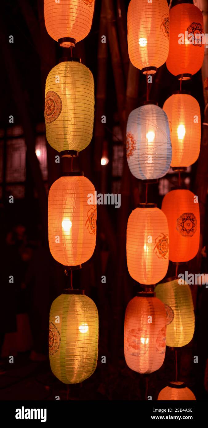Helle Laternen in der Nacht während des chinesischen traditionellen Festivals Stockfoto