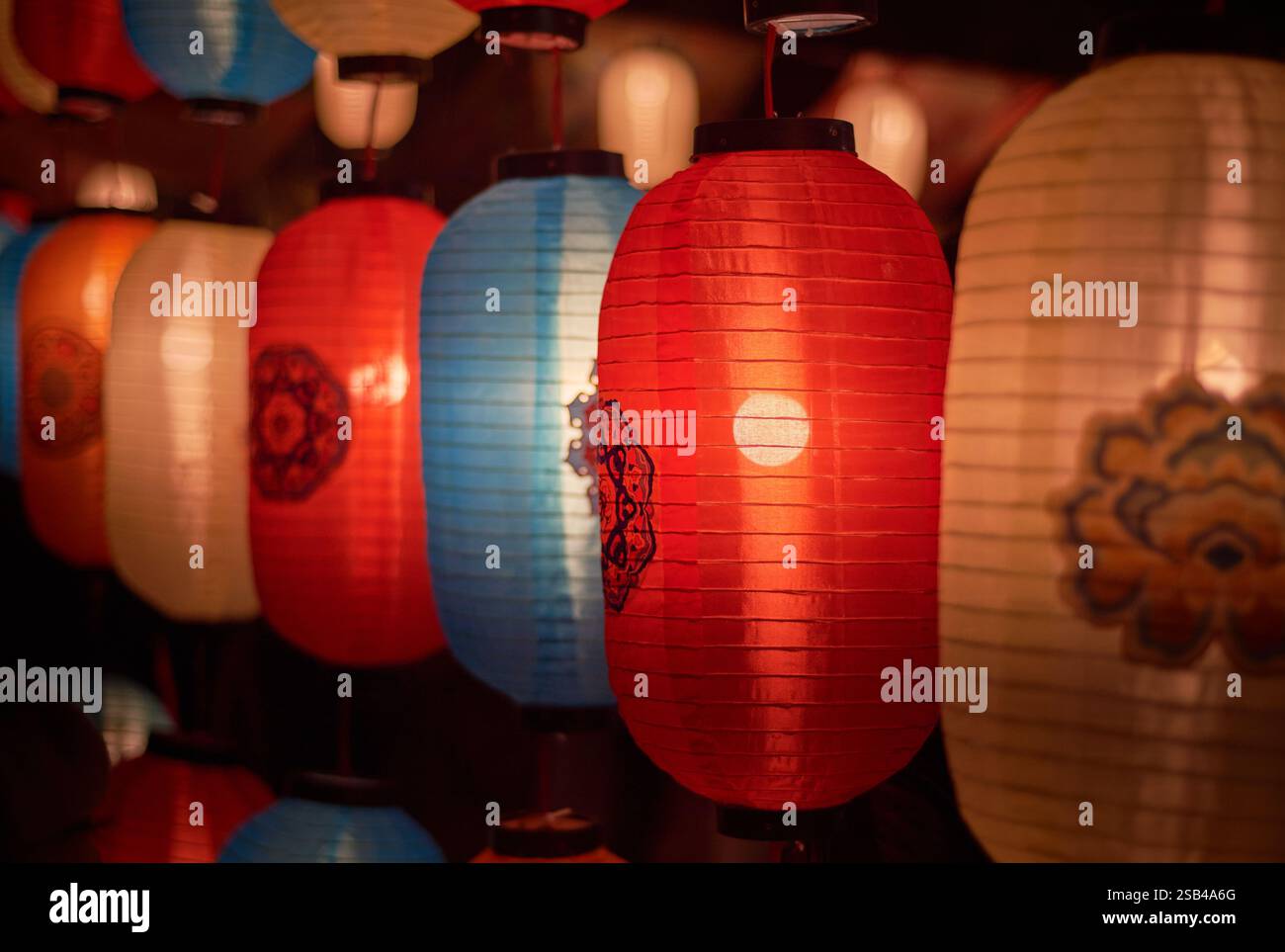 Helle Laternen in der Nacht während des chinesischen traditionellen Festivals Stockfoto