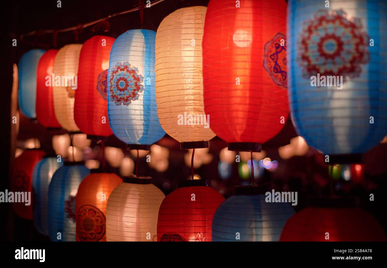 Helle Laternen in der Nacht während des chinesischen traditionellen Festivals Stockfoto