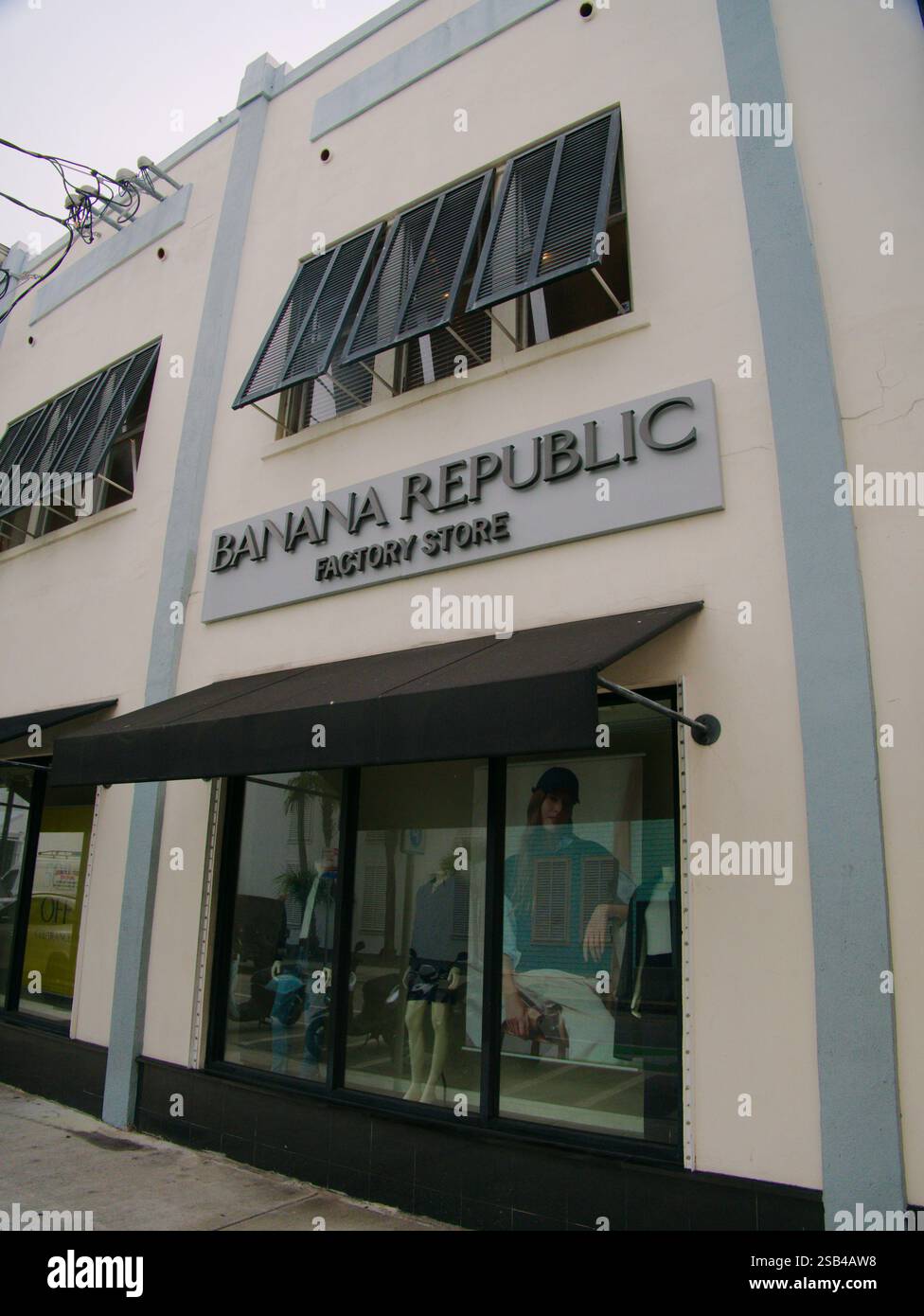 Banana Republic Retail Store Street, Außenansicht von der anderen Straßenseite. Downtown Key West Historic District. Florida, USA. Nur Redaktionelle Verwendung Stockfoto