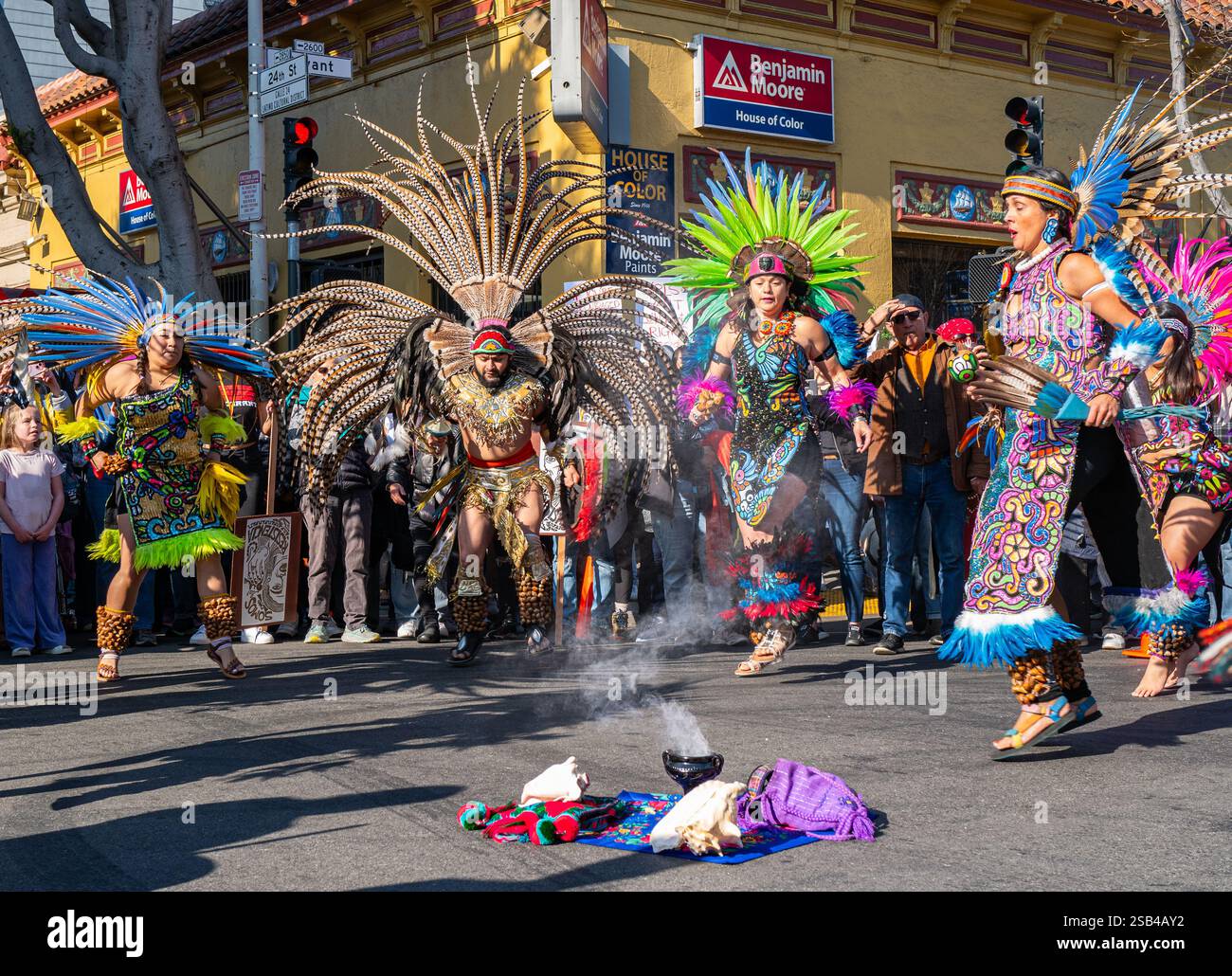 Danza Azteca Tänzer treten mit brennendem Kopalweihrauch beim Day of Resistance Event im Mission District auf. Stockfoto