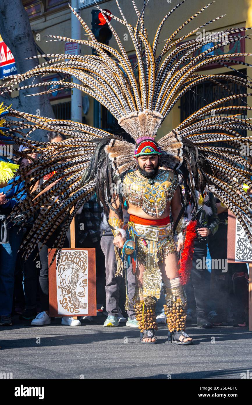 Eine Tänzerin von Danza Azteca wartet auf den Auftritt am Tag des Widerstands im Missionsbezirk 2 Tage vor der Amtseinführung von Präsident Trump. Stockfoto