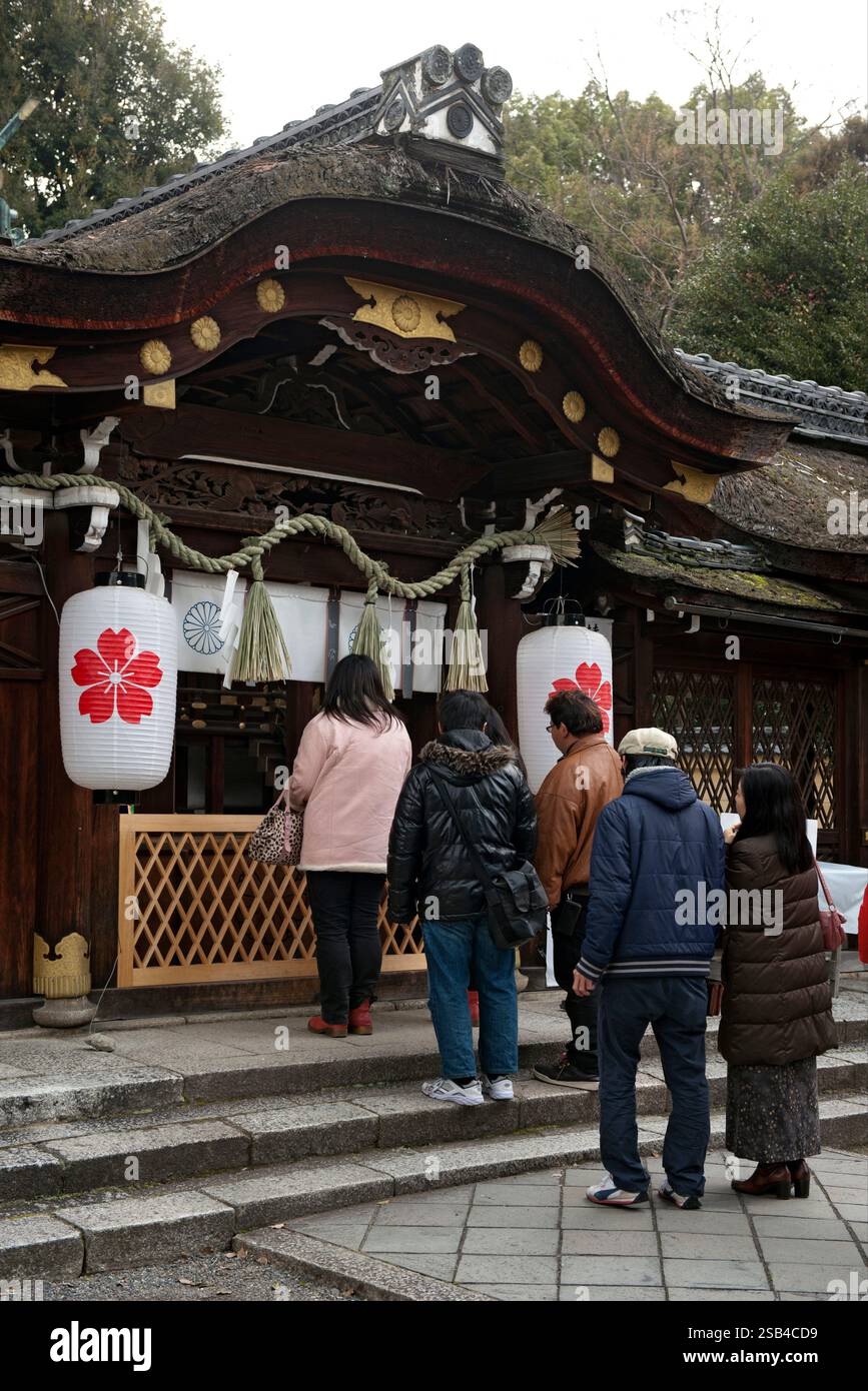 Besuchermassen des Hirano Jinja Shinto-Schreins in Kyoto während des „Hatsumode“ (erster Besuch des Neujahrsschreins), um viel Glück im kommenden Jahr zu wünschen. Stockfoto