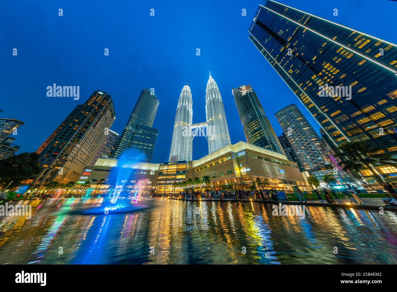Kuala Lumpur, Malaysia - 12. Mai 2024: Twin Towers in Kuala Lumpur bei Nacht Stockfoto
