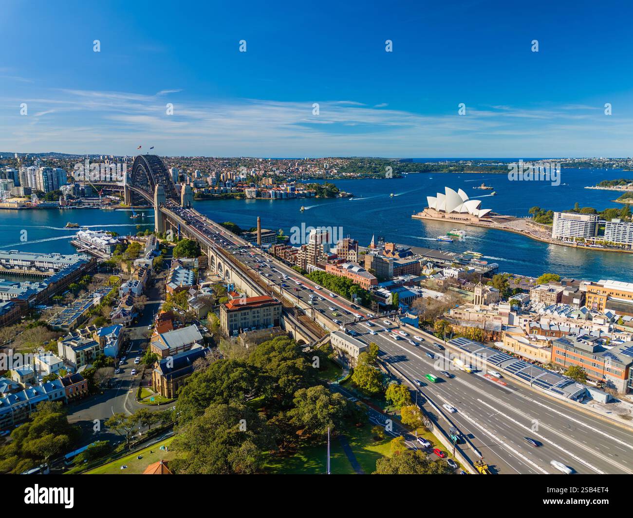 Sydney, Australien - 7. August 2024: Aus der Vogelperspektive auf den Circular Quay in Sydney CBD, mit Blick auf die Harbour Bridge und das Opernhaus Stockfoto