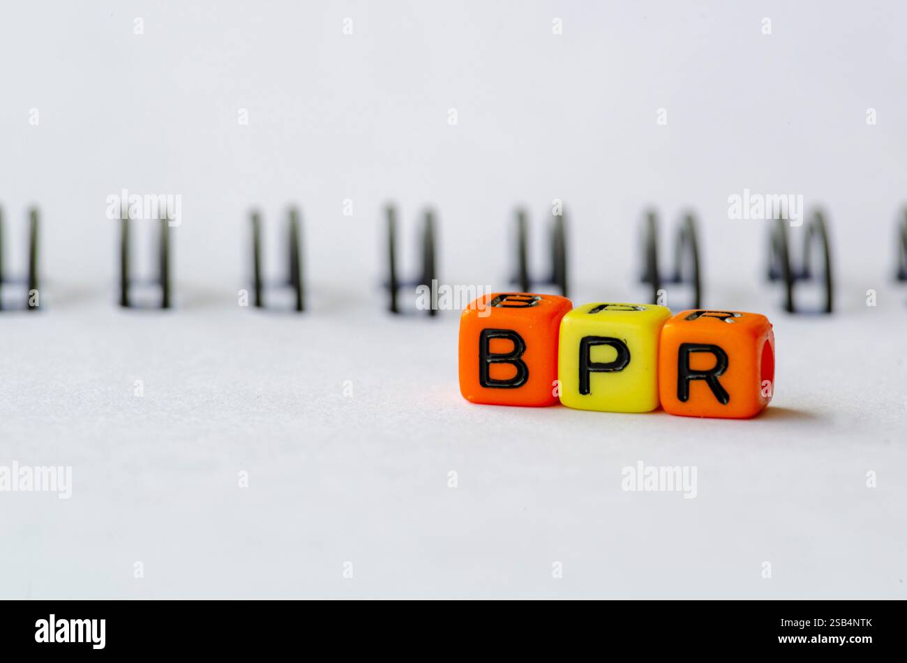 BPR, der Text für die Neugestaltung von Geschäftsprozessen auf farbigen Plastikperlen darstellt. Geschäftskonzept. Stockfoto