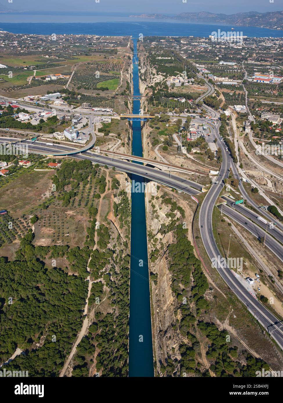 LUFTAUFNAHME. 6,4 km langer Kanal von Korinth, der den Golf von Korinth in der Ferne mit der Ägäis verbindet. Isthmus von Korinth, Griechenland. Stockfoto