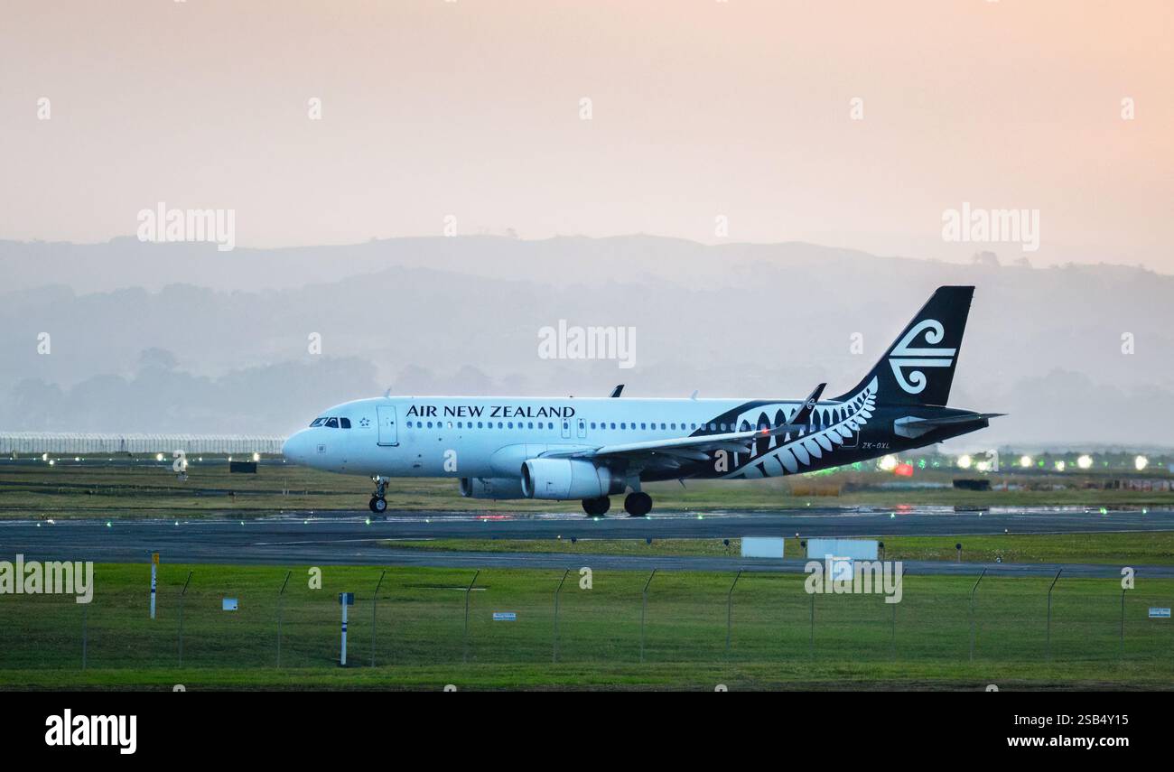 Auckland, Neuseeland – Januar 31 2025: Air New Zealand ZK-OXL Airbus A320-232 startet vom Auckland International Airport. Stockfoto