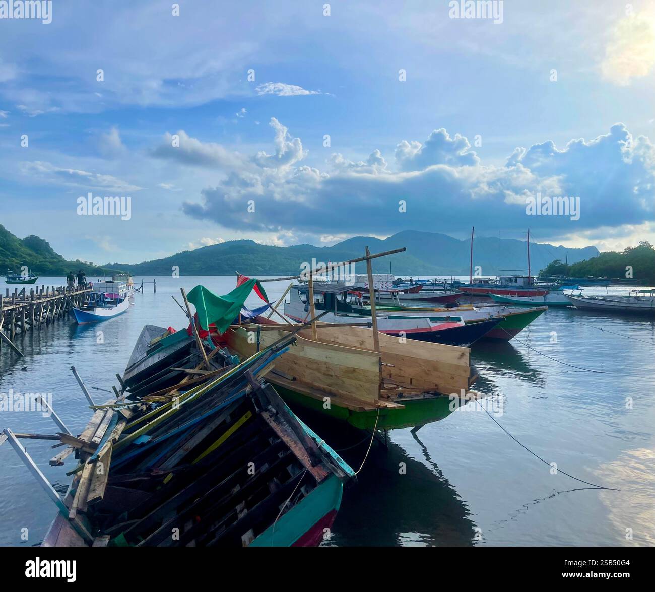 Beim Besuch eines kleinen muslimischen Dorfes außerhalb von Labuan Bajo, Indonesien, habe ich dieses Foto eines typischen Yachthafens und der farbenfrohen Boote gemacht, die ihn besetzen. - Smartphone-aufgenommenes Stockfoto