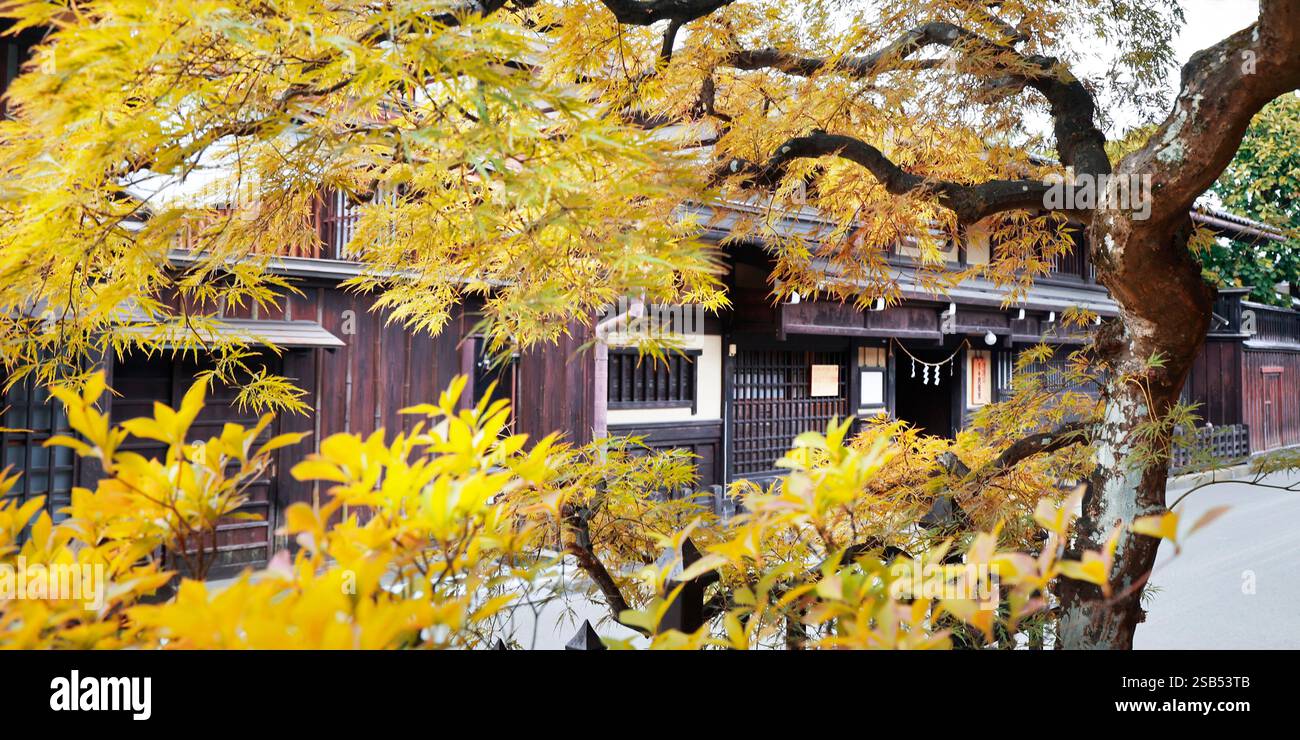 Traditionelle japanische Holzfassade im alten japanischen Dorf Stockfoto
