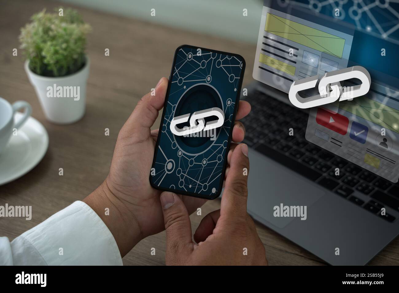Eine Person tippt auf einem Laptop mit einem Link zu einer Website, die auf dem Bildschirm angezeigt wird. Backlinks Technologie Online-Geschäftsmann Stockfoto