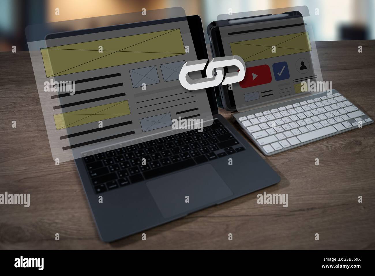 Eine Person tippt auf einem Laptop mit einem Link zu einer Website, die auf dem Bildschirm angezeigt wird. Backlinks Technologie Online-Geschäftsmann Stockfoto