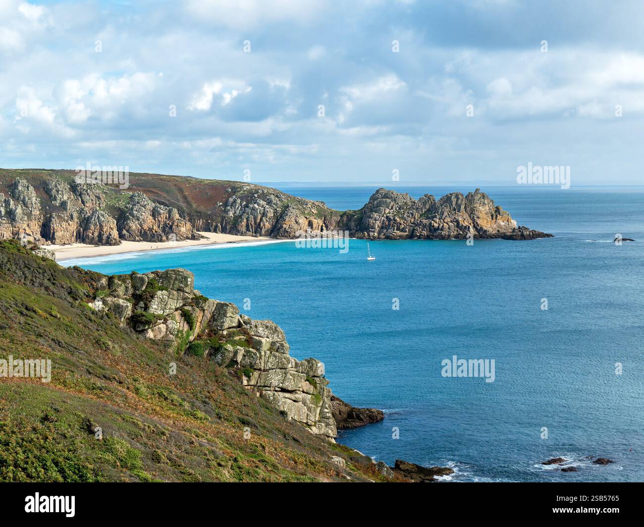 Logan Rock und Strände in der Nähe von Porthcurno, vom südkornischen Küstenpfad in der Nähe von Minack Point im September in Cornwall, England, Großbritannien Stockfoto