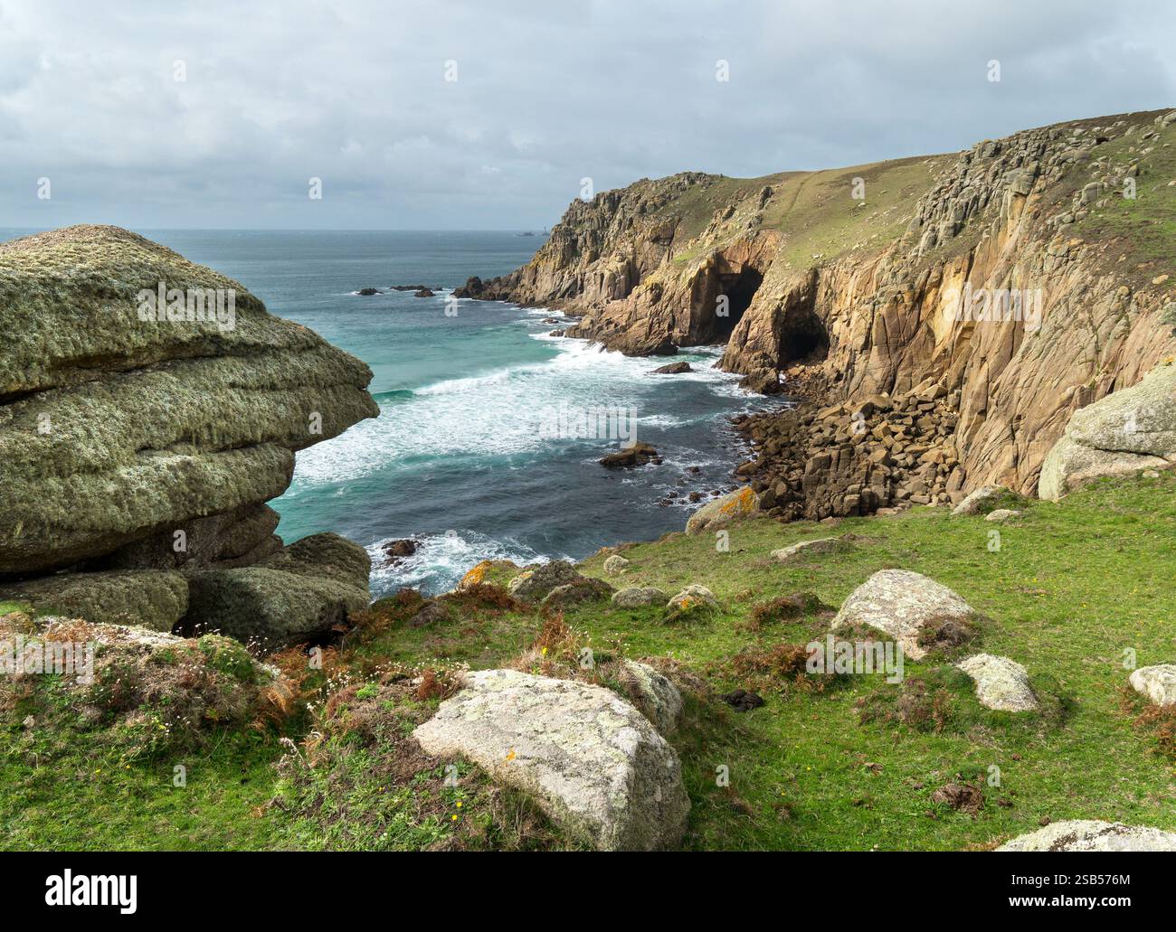 Felsige Klippen, Meereshöhlen und Küste, wie vom südkornischen Küstenpfad in der Nähe von Pendower Buchten in Cornwall, England, Großbritannien, gesehen Stockfoto
