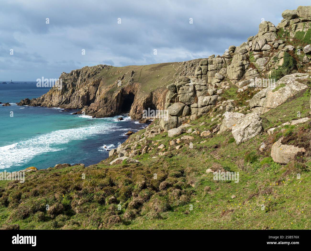 Meereshöhlen und felsige Klippen und Küste, wie vom südkornischen Küstenpfad in Pendower Coves, Cornwall, England, Großbritannien, gesehen Stockfoto