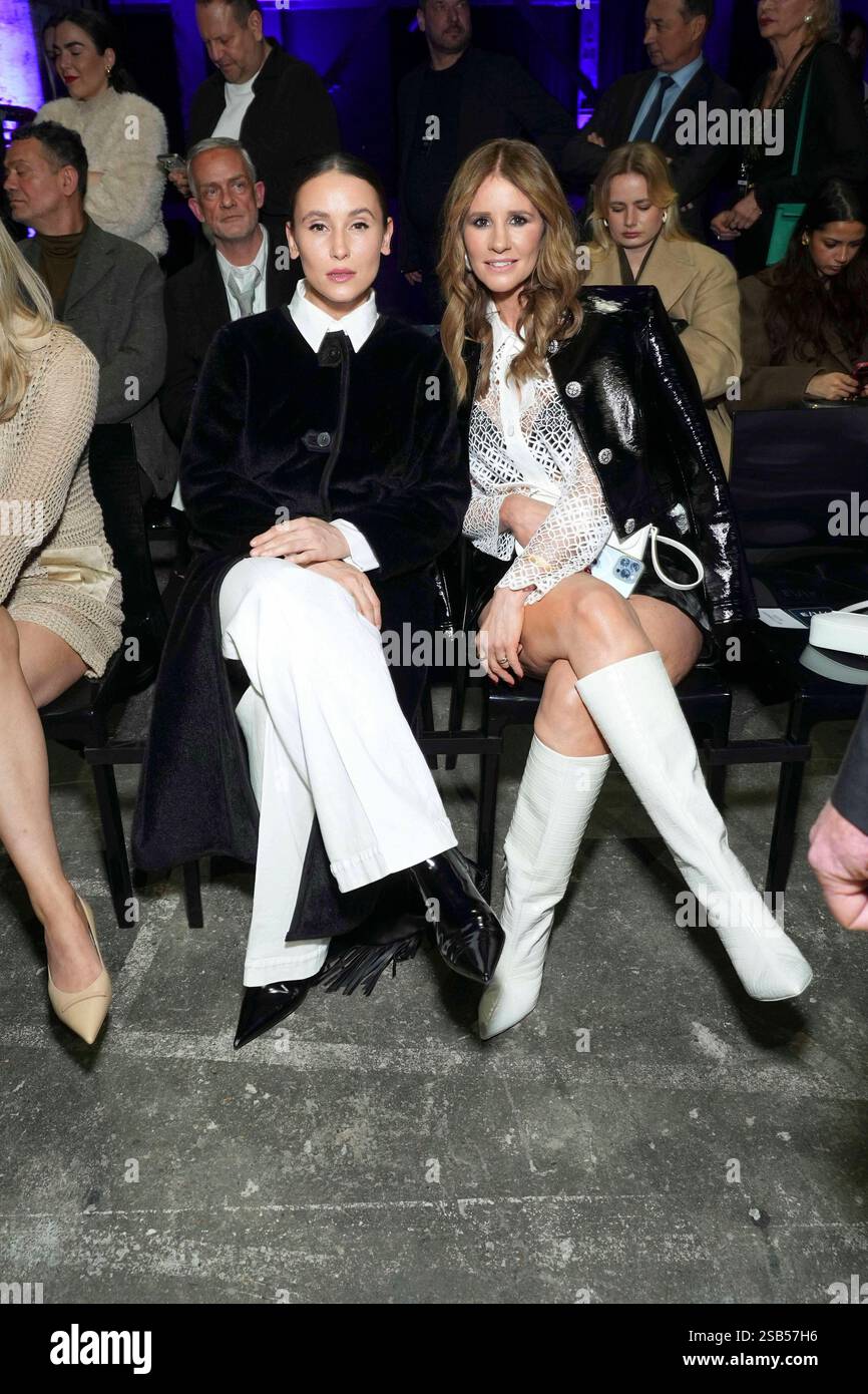 Peri Baumeister, Mareile Hoeppner bei der Fashion Show von Marc Cain am 31. Januar 2024 im Kraftwerk Berlin in Berlin. Berlin Deutschland *** Peri Baumeister, Mareile Hoeppner auf der Marc Cain Modenschau am 31. Januar 2024 im Kraftwerk Berlin Berlin Stockfoto