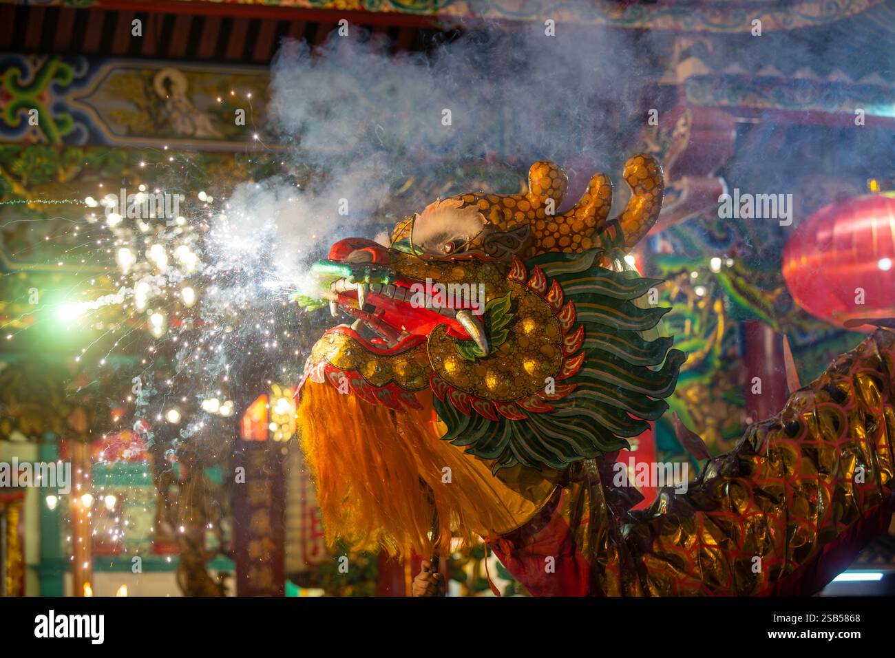 Chinesischer Drache Während Des Chinesischen Neujahrsfestes. Stockfoto