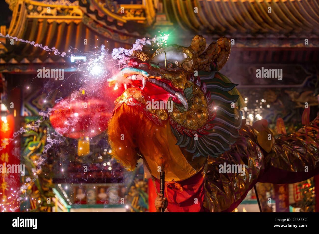 Chinesischer Drache Während Des Chinesischen Neujahrsfestes. Stockfoto