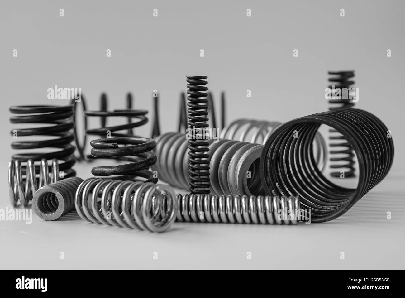 Metallfedern. Verschiedene Durchmesser, Längen und Dicke. Stockfoto