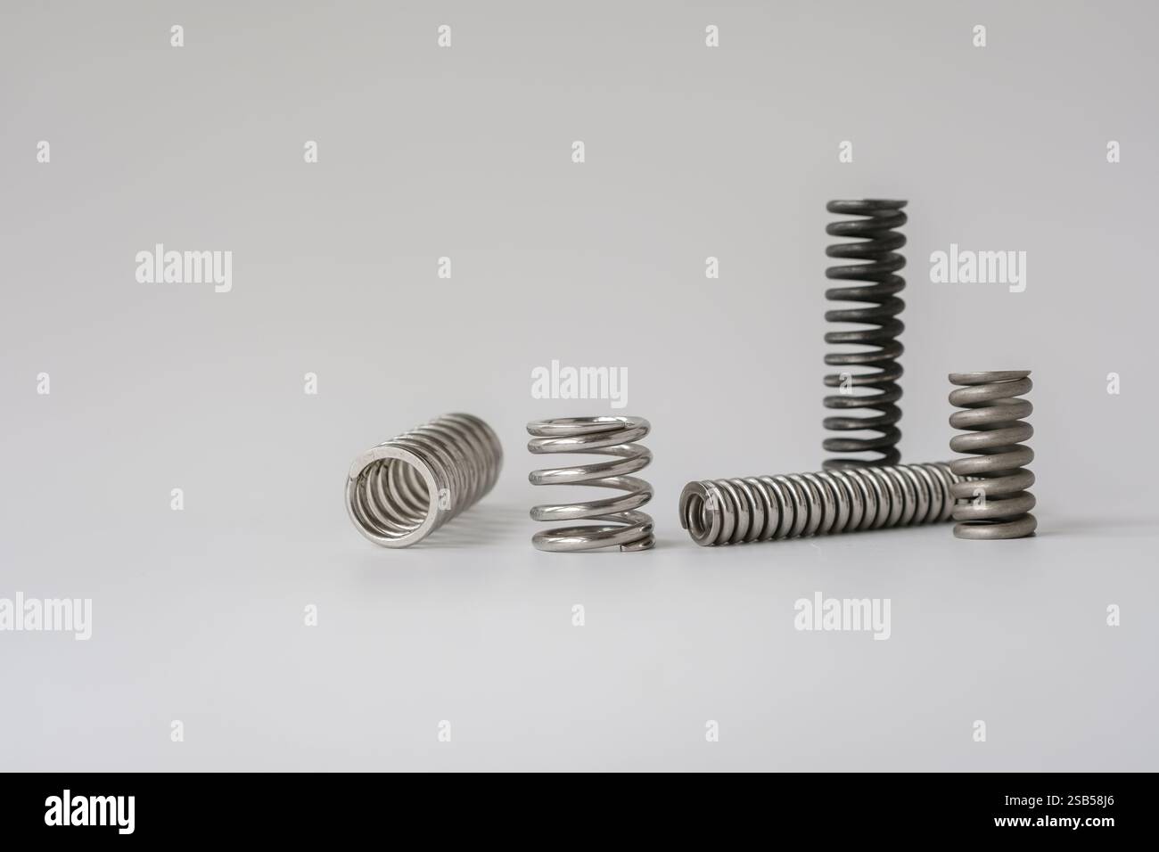 Metallfedern unterschiedlicher Durchmesser. Ersatzteile im Maschinenbau. Stockfoto