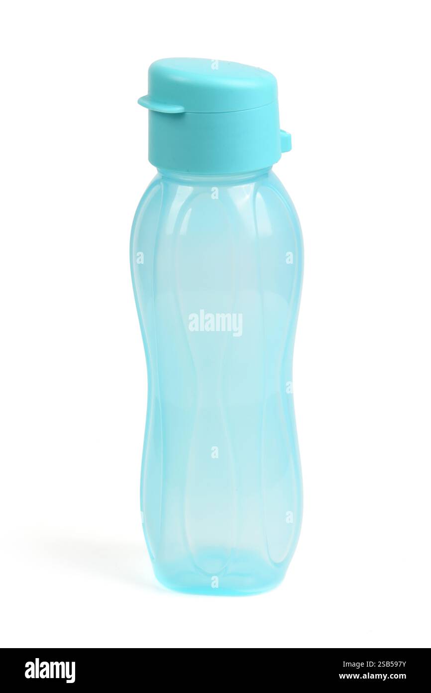 Leere blaue Wasserflasche. Nahaufnahme der Fitnessflasche. Isoliert auf weißem Hintergrund. Stockfoto