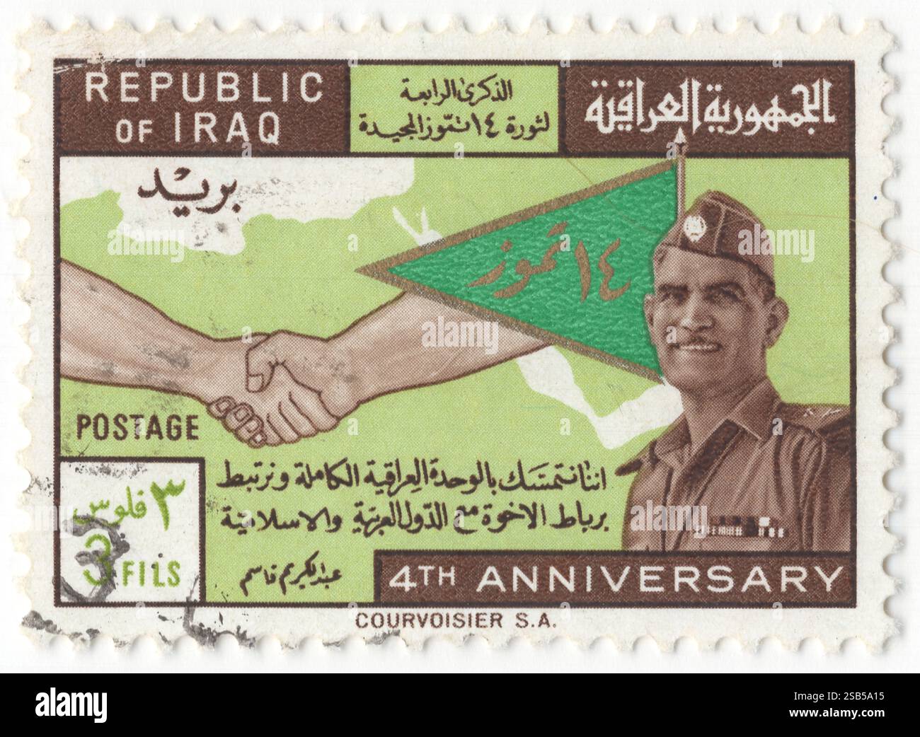 IRAK - 14. Juli 1962: 3 Fils mehrfarbige Briefmarke mit der Darstellung von Handshake über der Karte von Arabien und Nordafrika und Präsident General Abdul Karim Kassem, 4. Jahrestag der Revolution im Juli, auch bekannt als irakischer Militärputsch von 1958, war ein Staatsstreich, der am 14. Juli 1958 im Irak stattfand, der zum Sturz von König Faisal II. Und zum Sturz des Haschemitisch geführten Königreichs Irak führte. Eine Gruppe von irakischen Freien Offizieren, angeführt von Brigadier Abd al-Karim Qasim und Colonel Abdul Salam Arif, nutzte die Gelegenheit und übernahm die Kontrolle über die Hauptstadt und rief eine neue republik aus, Heade Stockfoto