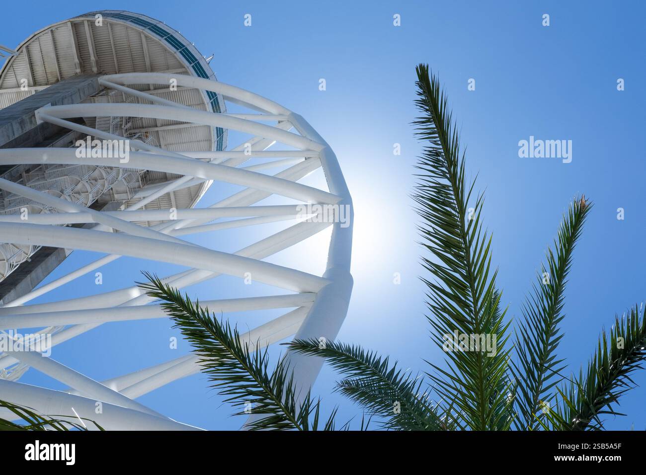 Der Park der Nationen (Parque das Nações) ist ein Freilichtmuseum für moderne Architektur mit modernen Gebäuden. Moderne Stahlkonstruktion. Lissabon, Portugal. Stockfoto