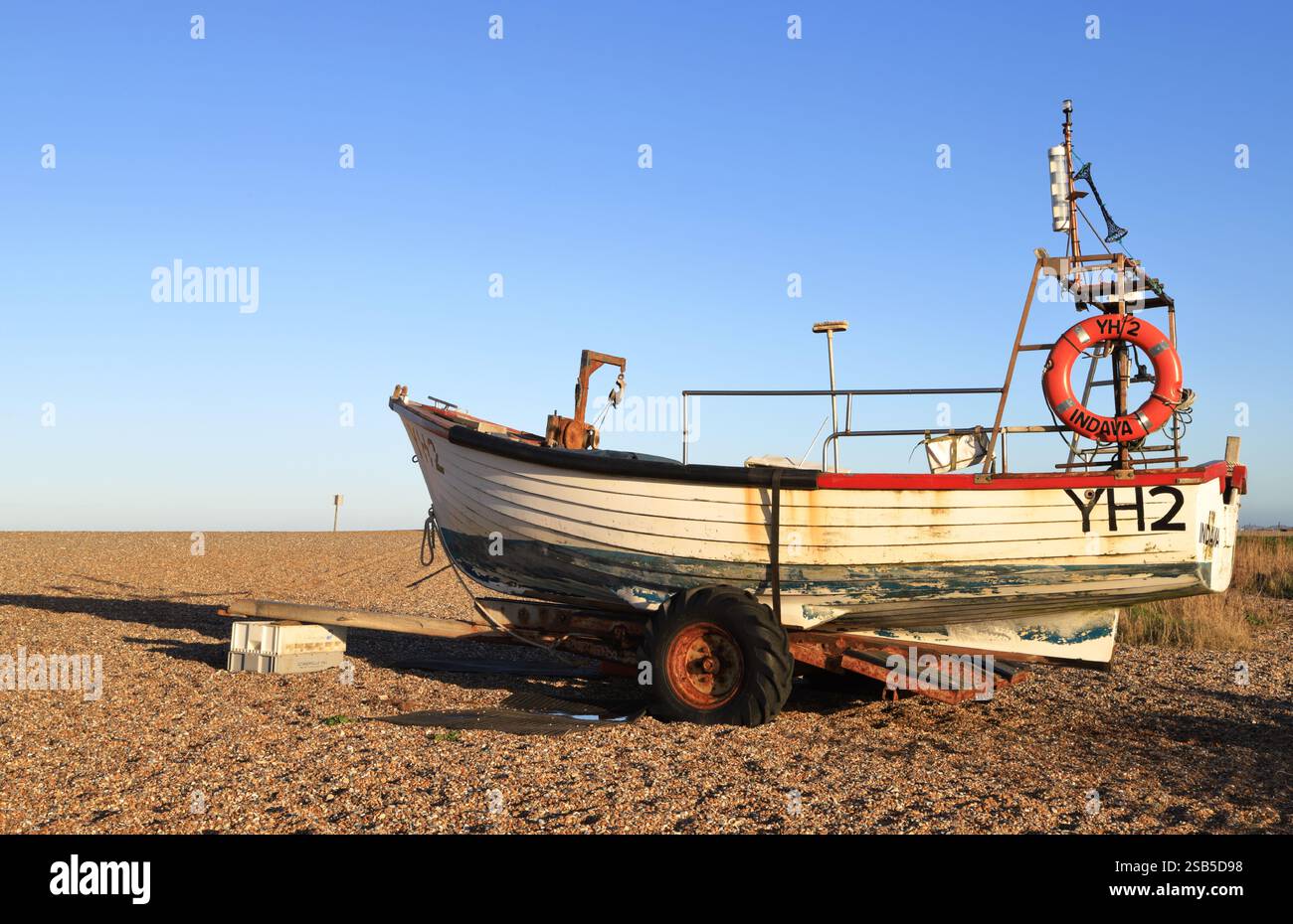 Ein Fischerboot und Anhänger über Hochwasser am Kiesstrand in North Norfolk bei Cley Next the Sea, Norfolk, England, Großbritannien. Stockfoto