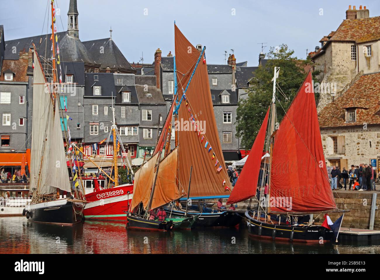Traditionelle Segelboote mit angehobenen Segeln, Vieux-Bassin, Honfleur Stockfoto