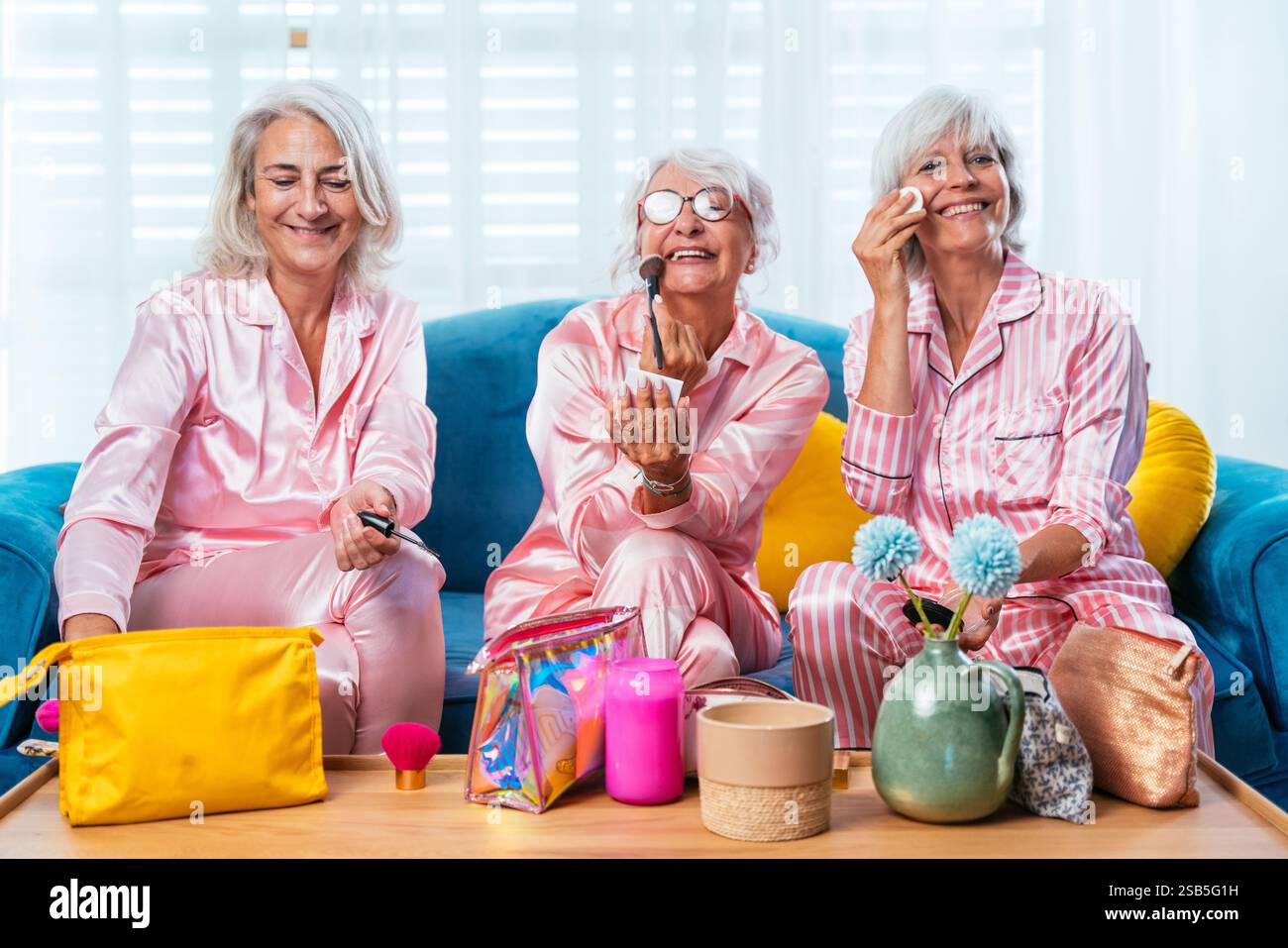 Schöne ältere Frauen, die zu Hause lustige Pyjama-Party haben - Gruppe von fröhlichen älteren weiblichen Freunden, die sich schminken und Spaß haben, Konzepte über alte P Stockfoto
