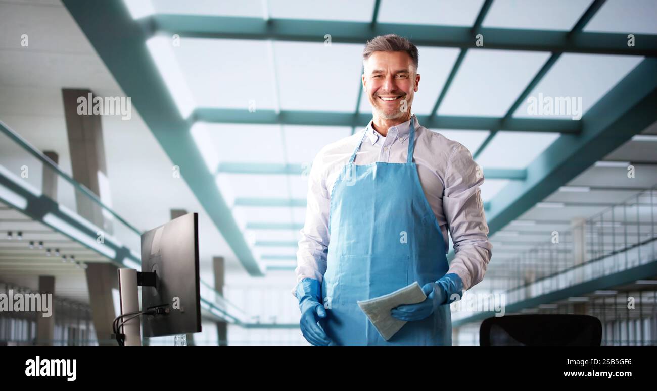 Mann, Der Computermonitor Mit Tuch Im Büro Reinigt Stockfoto