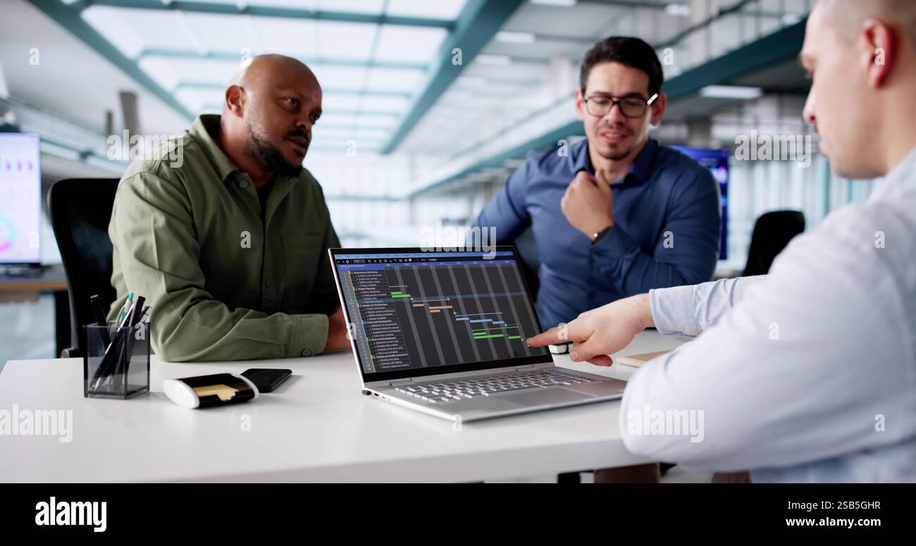 Programmierer Kodiert Spät In Der Nacht, Um Eine Vielfältige Business-Website Zu Entwickeln. Stockfoto