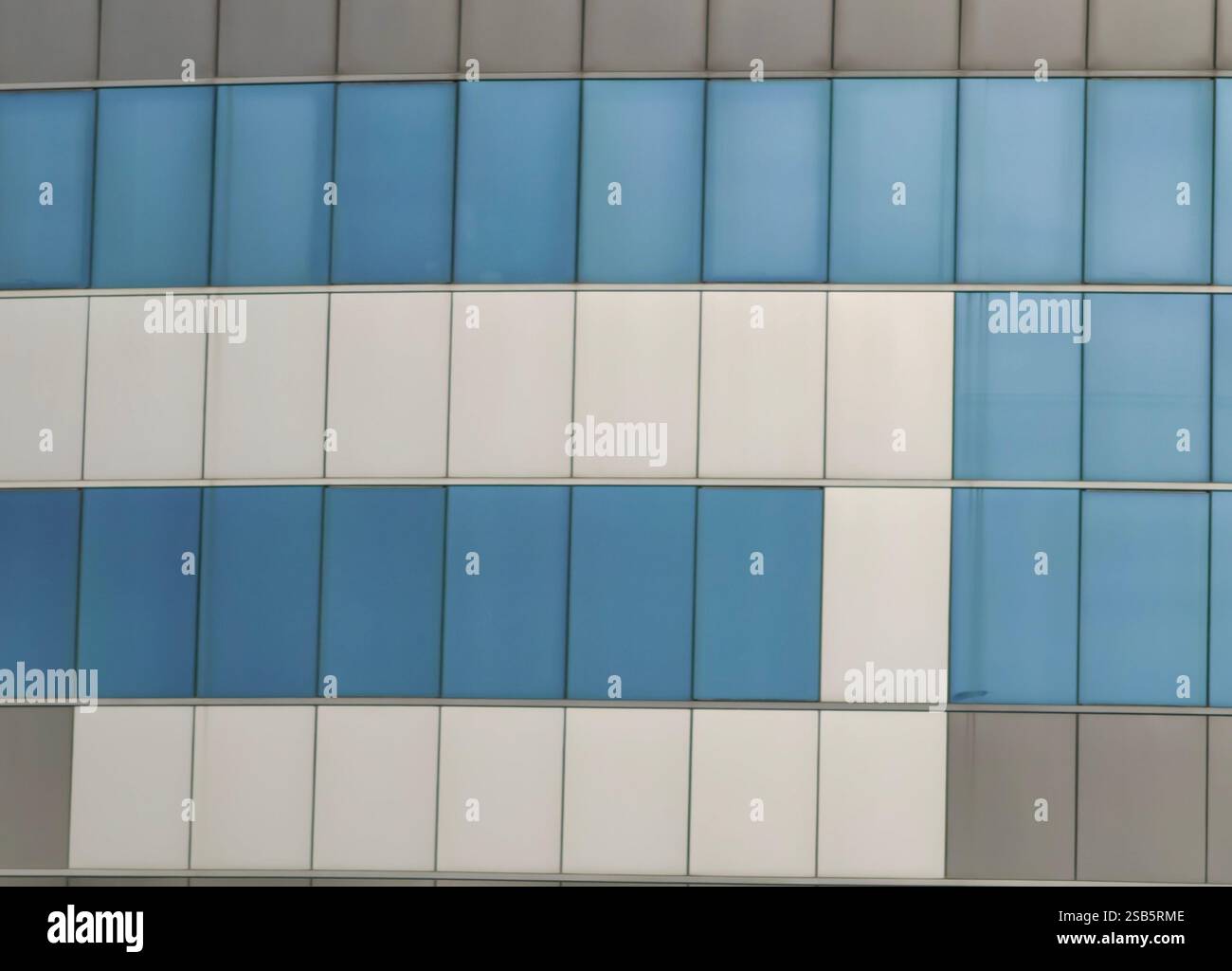 Reflexionen in Bewegung – abstrakte Mosaikglaswand Stockfoto
